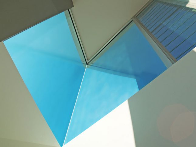 Corner atrium windows