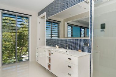 Brisbane bathroom with louvre windows