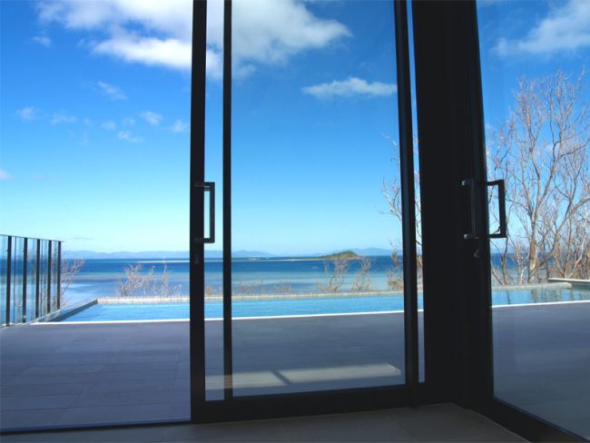Hayman Island – Villa 15 Sliding Doors Sunshine Coast with view on pool